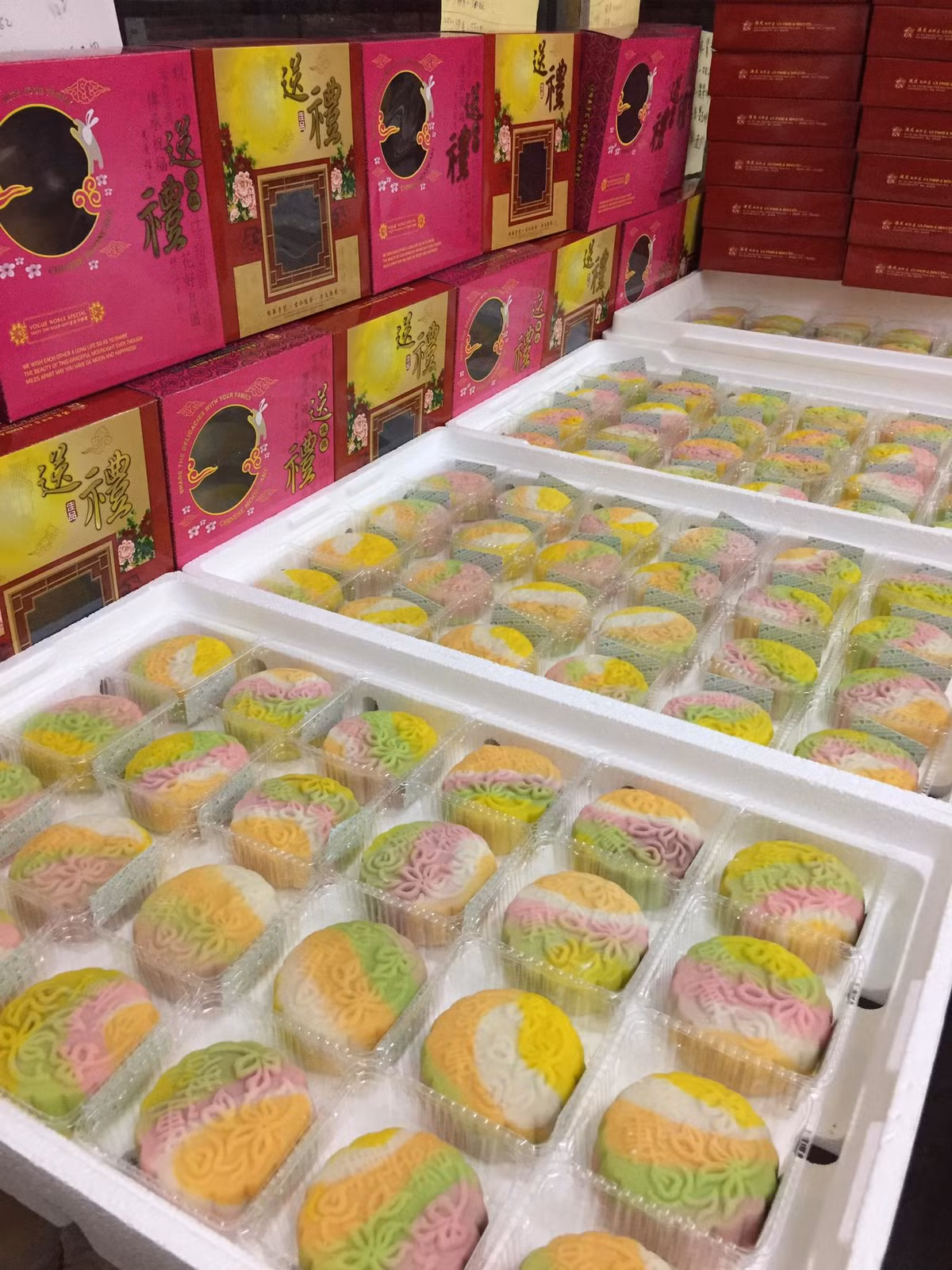 Bên cạnh hình dạng phong phú, màu sắc bánh trung thu tại Malaysia cũng rất bắt mắt và đa sắc.