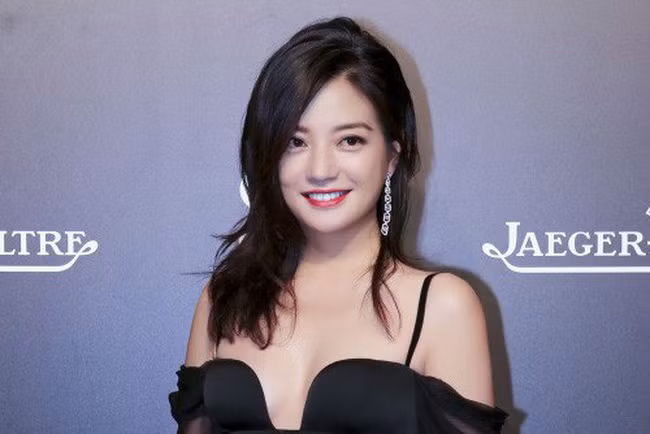 Về bí quyết dưỡng da, minh tinh Hoa ngữ chia sẻ: Bản thân vốn có làn da khô nên thường xuyên rửa mặt bằng nước muối loãng mỗi sáng và tối. Ban đêm, cô thoa thêm kem chống lão hóa để ngăn ngừa nếp nhăn và tình trạng chảy xệ. Đắp mặt nạ cũng là phương pháp được nàng Én Nhỏ áp dụng, nhằm duy trì làn da căng mướt, mịn màng.