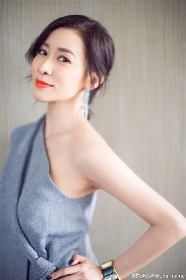 Xa Thi Mạn: Dường như các mỹ nhân hack tuổi của Trung Quốc đều tôn thờ chủ nghĩa độc thân, Xa Thi Mạn đã bước sang tuổi 45 nhưng vẫn chưa chịu lập gia đình. Nhưng có lẽ đó cũng là một trong những bí quyết giúp nữ diễn viên giữ gìn nhan sắc trẻ trung, xinh đẹp đến ngỡ ngàng.