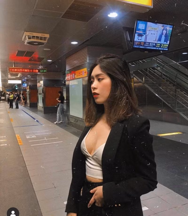 Bell Nguyễn sở hữu vòng 1 tròn đầy, bí quyết gợi cảm trong những trang phục cổ khoét sâu.