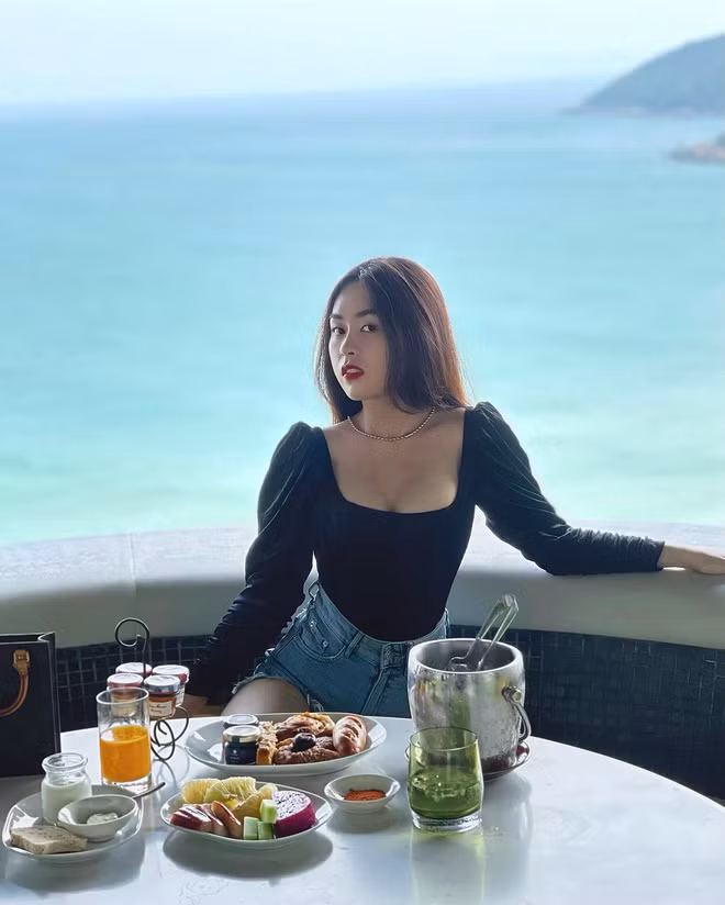 Hot girl trường RMIT Nguyễn Thanh Ngân (nickname Bell Nguyễn, SN 2000) sở hữu gu thời trang nóng bỏng và quyến rũ.