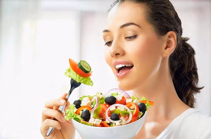 Cho rau vào đĩa thức ăn: Ăn nhiều rau xanh và trái cây giúp vóc dáng thon gọn, da dẻ mịn màng. Nhâm nhi các loại thực phẩm này suốt buổi tiệc vừa tốt cho sức khỏe vừa giúp bạn không có cảm giác đầy hơi khó chịu. Quan trọng hơn là nên bỏ qua những thức ăn chứa chất béo và đồ ngọt. Nếu làm được như vậy, bạn sẽ không lo lắng về việc tăng cân sau bữa tiệc.