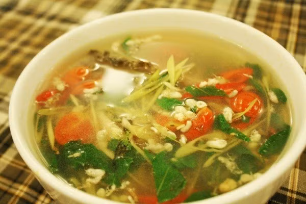 Canh trứng kiến: Đơn giản nhất trong các món chế biến từ kiến có lẽ là canh trứng kiến. Người chế biến chỉ cần đun sôi nồi nước, thả trứng kiến nấu cùng với lá giang, bẹ chuối, nêm nếm chút gia vị cho vừa miệng là có một bát canh ngon miệng.