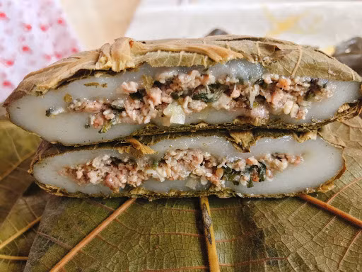 Công đoạn cuối cùng là hấp cách thủy trong thời gian khoảng 45 phút. Khi bánh chín, người ta sẽ bày bánh trứng kiến ra đĩa, cắt làm đôi và thưởng thức. Tùy sở thích mà bạn có thể ăn bánh lúc nóng hoặc nguội. Đặc biệt, khi ăn sẽ ăn luôn lá vả vì đây là nguyên liệu ăn được, có tác dụng thanh nhiệt, giải độc tốt cho cơ thể.