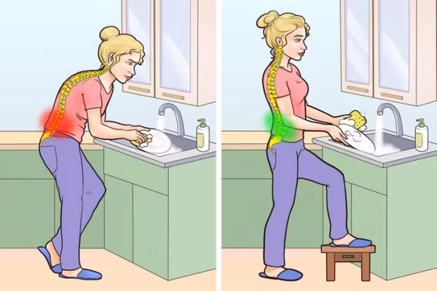 5. Rửa bát sai tư thế: Cúi gập người khi rửa bát có thể gây áp lực lên vùng lưng dưới, khiến các cơ ở khu vực này bị căng ra.Khi bạn duy trì tư thế này trong vài phút, bạn có thể bị đau lưng thường xuyên. Để tránh làm căng phần lưng dưới, hãy kê một chân lên một chiếc ghế nhỏ.