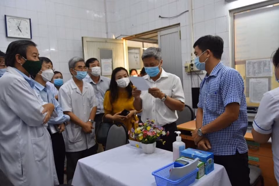 Hom nay o Ha Noi, Hai Duong, TP HCM, ai duoc tiem vac-xin phong COVID-19?-Hinh-2