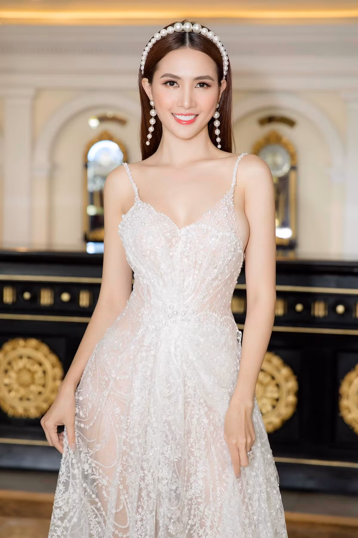 Chiếc đầm xuyên thấu hai dây của Phan Thị Mơ thu hút mọi ánh nhìn của mọi người.