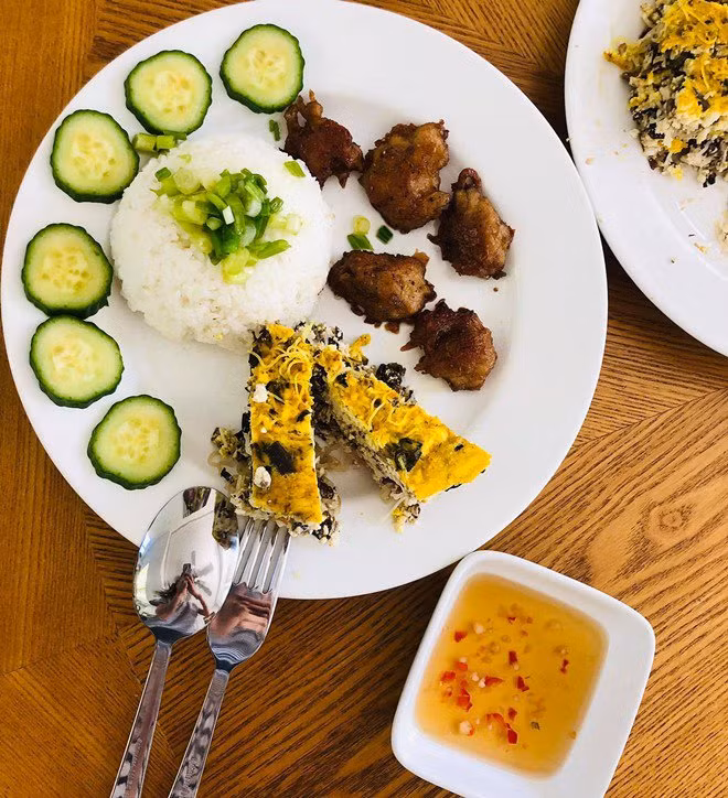 Trân Đài trổ tài bếp núc với món cơm tấm chay gồm chả chay và thịt chay bắt mắt.