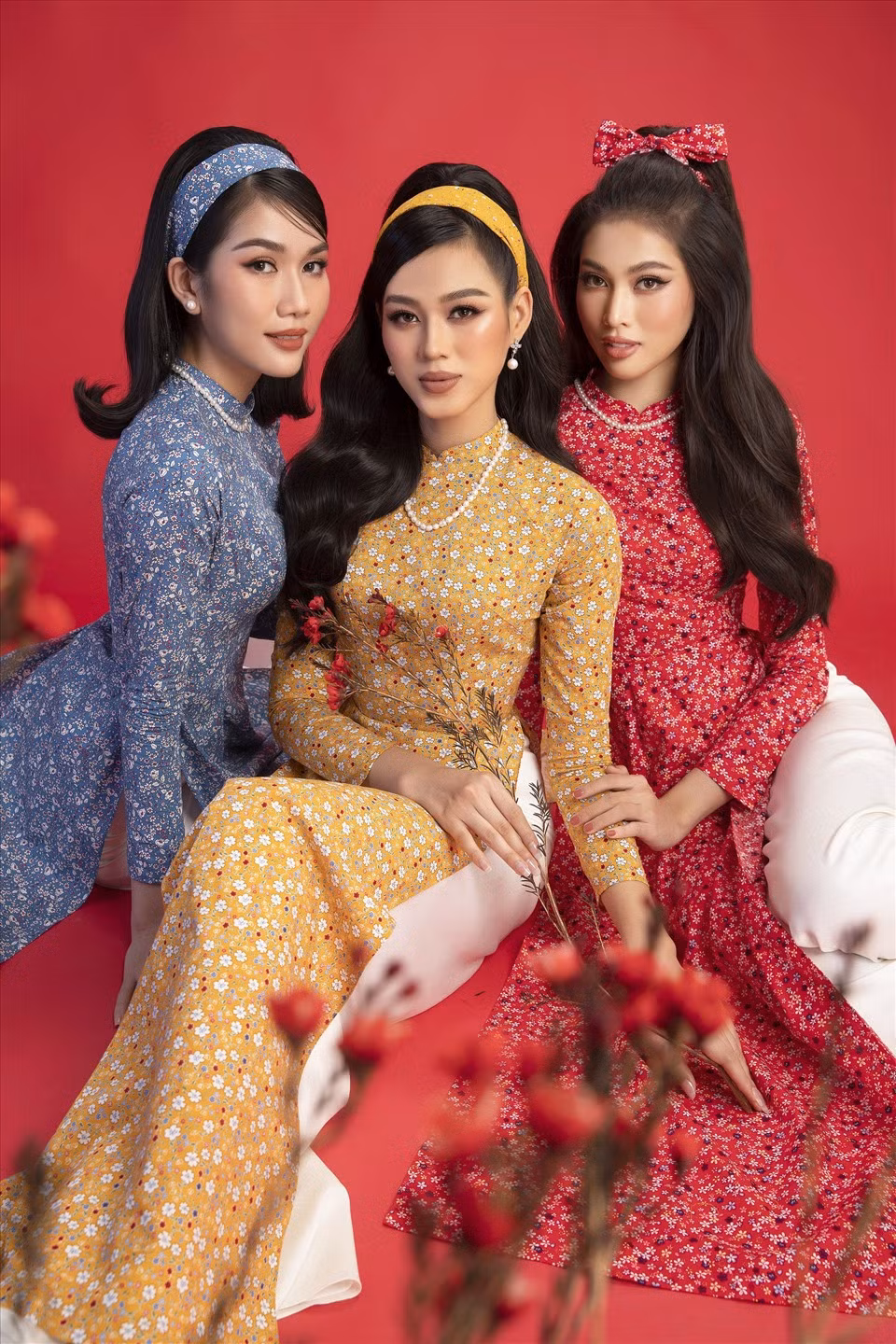 Hoa hậu Đỗ Thị Hà cùng Á hậu Phương Anh và Ngọc Thảo khoe nhan sắc dịu dàng trong trang phục áo dài Tết.