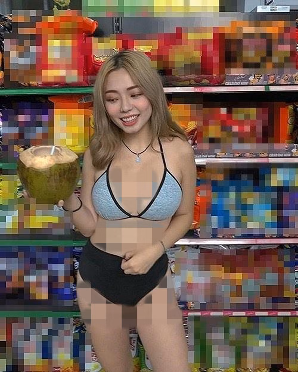 Một cô gái cố tình gây chú ý với bộ ảnh bikini tại siêu thị Malaysia khiến cộng đồng mạng “dậy sóng”.