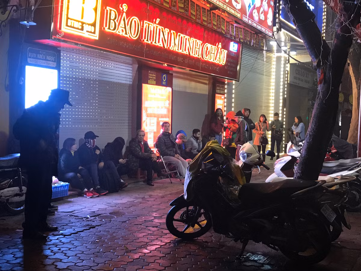Thời tiết mưa phùn, lạnh nhưng nhiều khách hàng có mặt từ rất sớm.