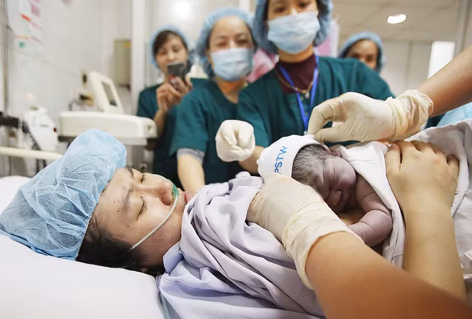 Bé gái con của sản phụ Nguyễn Bích Ngọc cũng cất tiếng khóc chào đời tại Bệnh viện Phụ sản Trung ương, Hà Nội. Ảnh: Dân Việt.