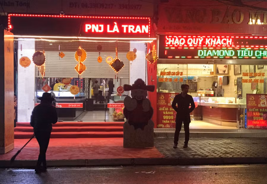 Cửa hàng vàng khá vắng khách trong ngày vía Thần Tài.