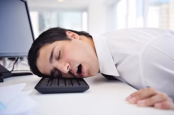 Phương pháp giảm giật cơ bắp: Nghỉ ngơi điều độ có quy luật, tránh thức đêm, học cách thư giãn làm giảm áp lực của mình.