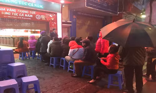 Khách hàng tập trung chủ yếu tại một số cửa hàng, trong khi đó tại nhiều điểm bán hàng khác lại khá vắng khách mua vàng ngày vía Thần Tài.