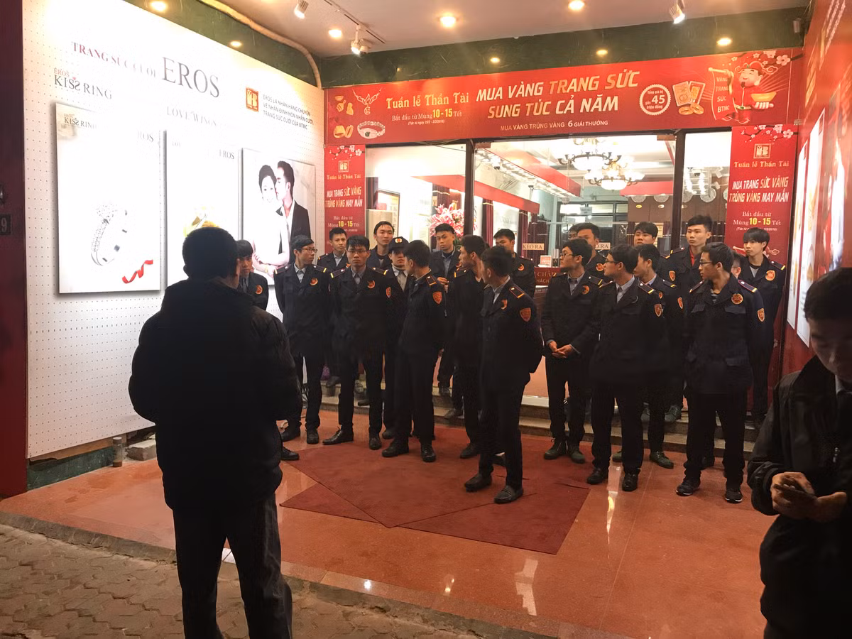Đội ngũ bảo vệ làm việc từ sớm đảm bảo an ninh, trật tự tại các cửa hàng.