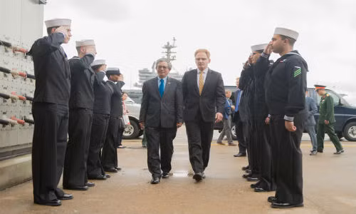 Thứ trưởng Hải quân Thomas Modly chào đón đại sứ Phạm Quang Vinh lên tàu sân bay USS George H. W. Bush - Ảnh: ĐSQVN TẠI HOA KỲ.