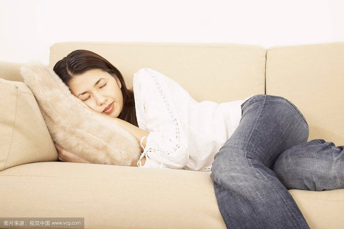 Ăn quá nhiều trước khi ngủ: Hoặc ăn quá muộn sẽ gia tăng gánh nặng cho dạ dày và hệ tiêu hóa, làm rối loạn chức năng của lá lách, gây khó ngủ.
