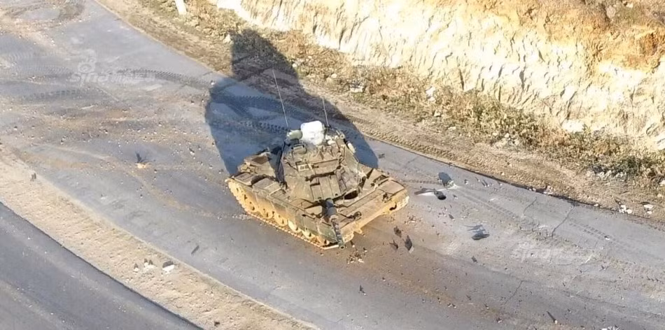 Ngoài 10 chiếc Leopard 2A4, ít nhất một chiếc xe tăng chủ lực M60T Sabra cũng bị hư hỏng nặng do tên lửa chống tăng. Nguồn ảnh: Sina