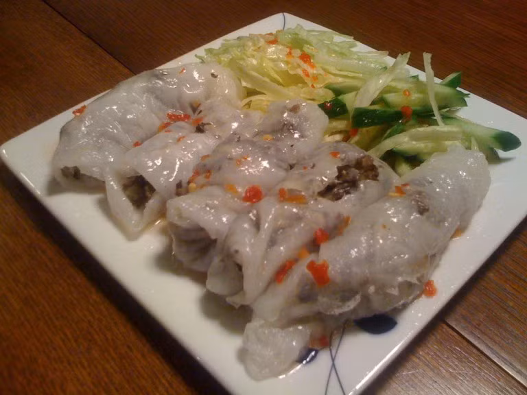 Bánh cuốn: Thêm thịt băm, nấm và nước chấm, bạn đã có một bữa sáng bằng món bánh cuốn ngon, bổ dưỡng. Ảnh: Culture Trip.