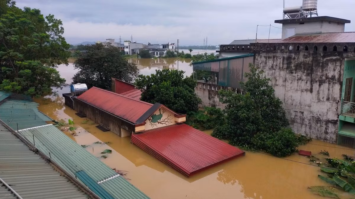 Theo thông tin từ UBND thành phố Tuyên Quang, nhiều xã, phường... nhà dân đều đã bị ngập. Các gia đình đều đã phải chuyển lên sinh hoạt tại khu vực tầng 2-3 hoặc phải di dời để tránh lũ. Ảnh: XĐ