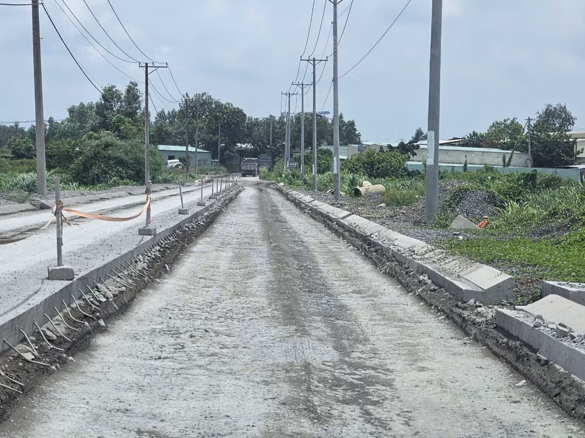 Sự đối lập 2 làn đường và những thanh sắt chờ. Ảnh HĐ
