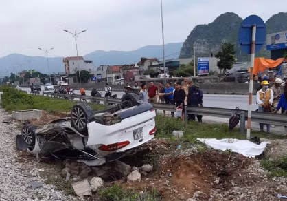 Cú va chạm khiến chiếc xe ô tô văng ra mép đường sắt, lật úp khiến chị Thủy tử vong tại chỗ.