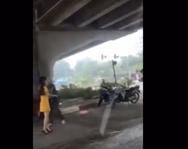 Bi ban trai dung dao chem, co gai cam guoc duoi theo danh tra