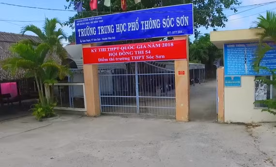 Sau khi loạt ảnh nóng thầy yêu trò được đăng tải, dư luận tỏ ra rất phẫn nộ và đề nghị xử lý nghiêm thầy giáo. "Những việc làm của ông Chính là suy đồi đạo đức, làm xấu đi những giá trị tốt đẹp của hình ảnh người thầy, cần làm rõ thời điểm ông Chính quan hệ với học sinh, nếu có dấu hiệu hình sự phải khởi tố" - anh Nguyễn Văn Đạt bức xúc.