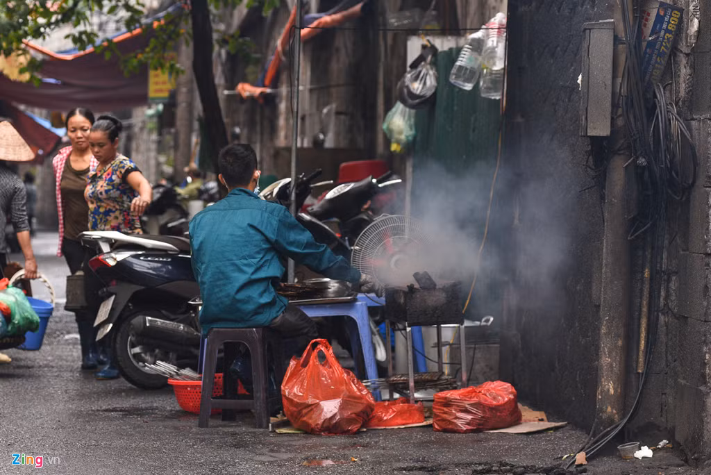 Trong ảnh là phố Gầm Cầu, một trong những nơi nổi tiếng với các quán nướng vỉa hè.