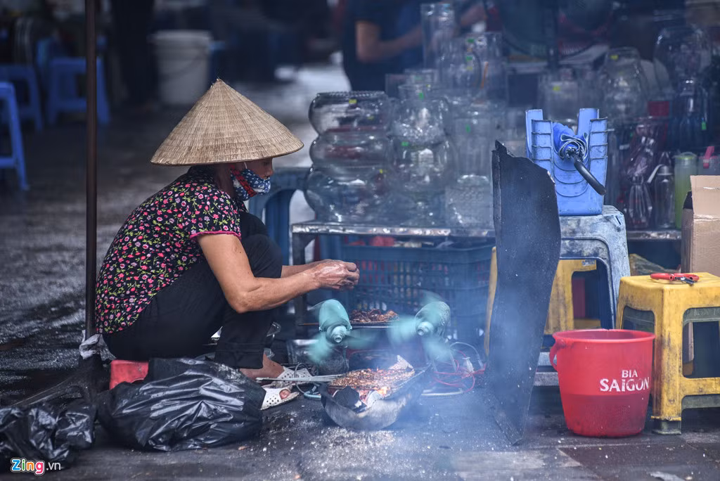 Những quán nướng thường sử dụng than củi cùng những chiếc quạt thổi giúp duy trì than đỏ hồng. Trong quá trình nướng, mỡ gia vị chảy xuống bếp than gây khói kèm mùi khét nhức mũi.