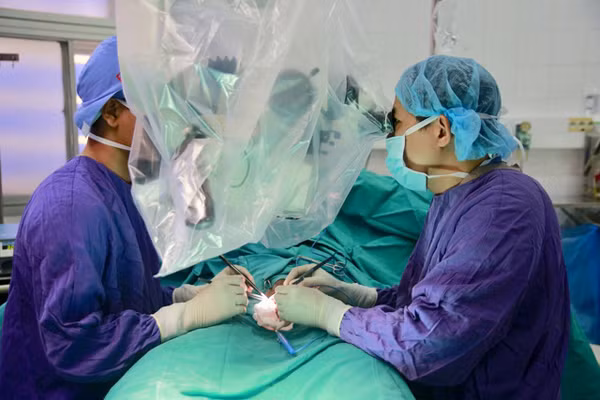  Nam thanh niên ở Phú Thọ bị vợ cắt "của quý" do cãi nhau: Ngày 7/7, PGS.TS Nguyễn Quang - Giám đốc Trung tâm Nam học, BV Việt Đức cho biết, bệnh nhân Lê Q. H., 24 tuổi ở Phú Thọ được chuyển đến bệnh viện trong tình trạng da niêm mạc nhợt, huyết động ổn, vết thương đứt gần rời dương vật, đã được khâu cầm máu tại tuyến dưới. Sau đó, bệnh nhân đã được nối vi phẫu thuật động mạch dương vật, nối thần kinh dương vật, tĩnh mạch mu sâu, nối vật hang, nối niệu đạo, sau khi mổ tình trạng bệnh nhân ổn định. (Ảnh: ThethaoTPHCM)