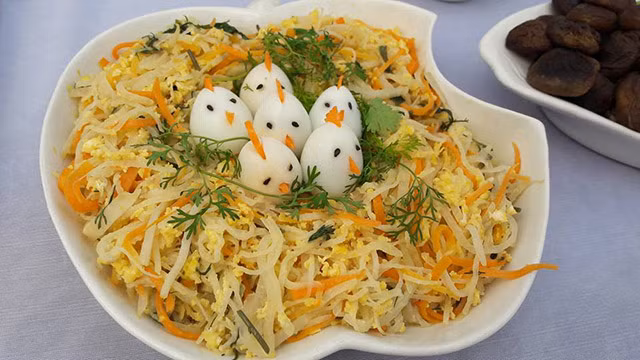 Vì gia đình chỉ tập trung đầy đủ nhất vào buổi tối nên chị Thanh càng chăm chút cho bữa ăn. Chị quan tâm rất nhiều đến chất lượng dinh dưỡng, khẩu vị phù hợp cho từng thành viên nên bữa cơm nào chị nấu cũng đều được “thổi bay” trong nháy mắt.