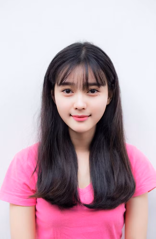 Trần Đỗ Ái Thiên (sinh năm 1994, nick name Vicky) nổi tiếng nhờ một bức ảnh thẻ cách đây 2 năm. Cô được mệnh danh là "hot girl ảnh thẻ" khi xinh đẹp ngay cả khi để mặt mộc, ăn mặc đơn giản chụp ảnh thẻ.
