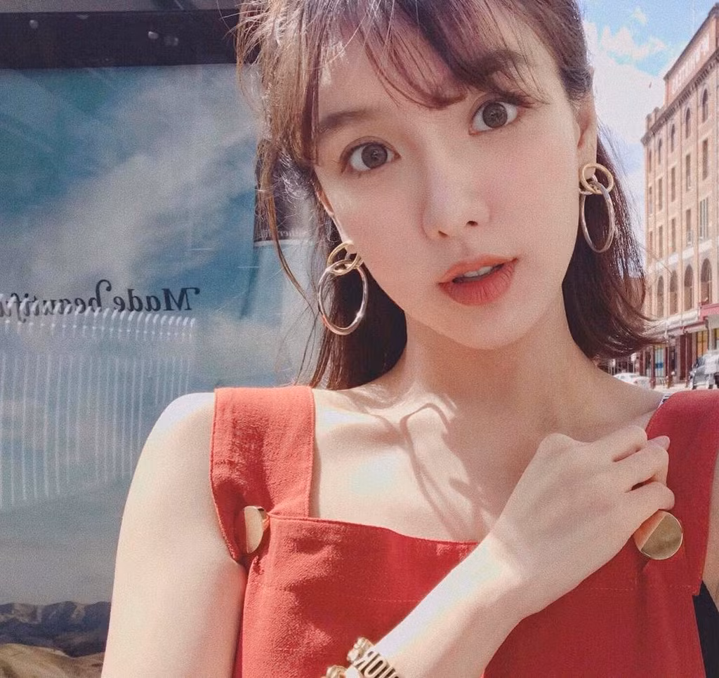 Thậm chí so với hồi trẻ, cô còn có phần đằm thắm hơn. Không chỉ nổi tiếng trên Weibo, Di Vy Tịnh còn thu hút đến 978.000 lượt theo dõi trên Instagram.