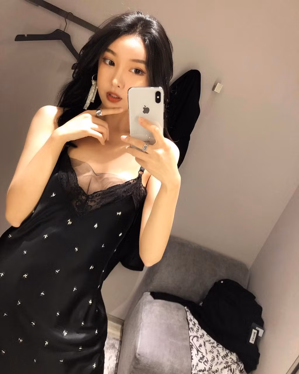 Di Vy Tịnh (30 tuổi) là hot girl nổi tiếng Trung Quốc với hơn 2,3 triệu lượt theo dõi trên Weibo. Cô được biết đến với nickname Vicky và là một trong những tiểu thư thuộc hội con nhà giàu Bắc Kinh. Tuy sinh ra đã "ngậm thìa vàng", Di Vy Tịnh không chỉ sống dựa vào của cải gia đình, cô tự mình lập nên cửa hàng thời trang riêng mang tên Open Lady. Có khiếu kinh doanh, Open Lady của tiểu thư họ Di ngày càng lớn mạnh, tạo nên nhiều lợi nhuận.