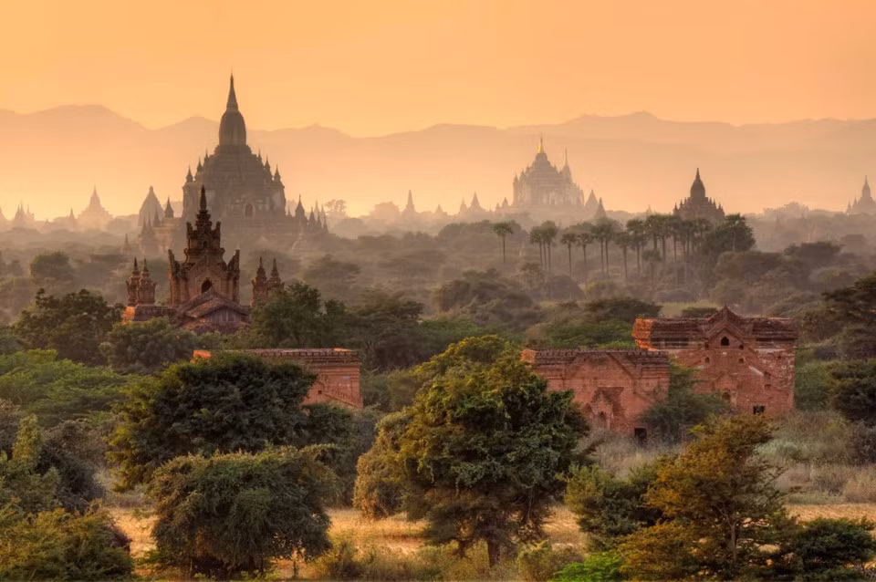  Bagan, Myanmar: Bagan là thành phố cổ nằm ở phía tây nam Mandalay, nổi tiếng với khoảng 2.000 công trình Phật giáo có niên đại hàng nghìn năm. Những công trình Phật giáo nằm rải rác khắp vùng đồng bằng rộng lớn có diện tích khoảng 65 km2 đã giúp Bagan trở thành địa điểm du lịch nổi tiếng ở Myanmar. Ảnh: Lifecoachcode.