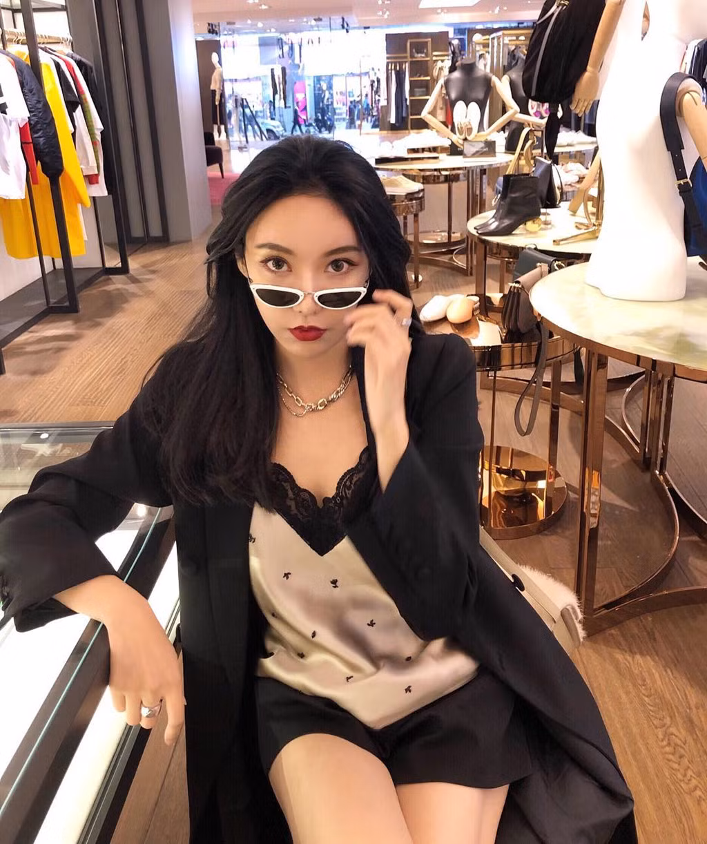 Tăng vài cân khi mang thai nhưng ngay sau khi sinh con, 8X đã nhanh chóng lấy lại được thân hình chuẩn như ban đầu.