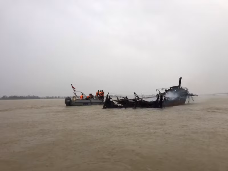 Đến 7h cùng ngày, hỏa hoạn trên 8 tàu gỗ và cano đã được dập tắt nhưng các phương tiện đã bị hư hỏng nặng.