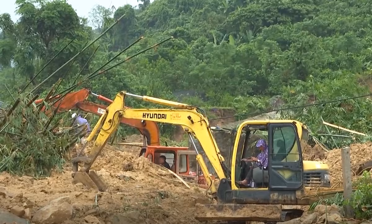 Hai xe máy cẩu khác tiếp cận sát vị trí Tổ máy phát điện bị vùi lấp, khẩn trương san gạt bùn đất để tìm kiếm nạn nhân mất tích.
