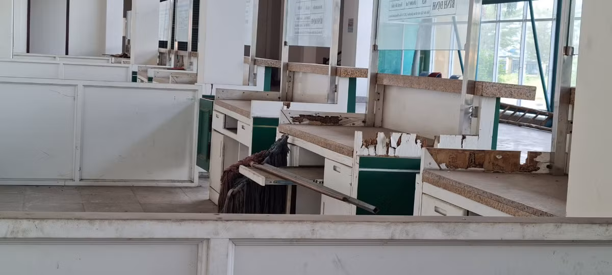 Bàn ghế làm việc bị hư hỏng.