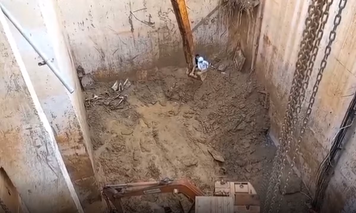 Nạn nhân bị vùi lấp trong hầm chứa các thiết bị, máy móc, lượng bùn đất lớn sau sạt lở.