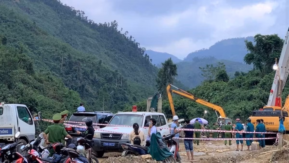 Qua 18 ngày nỗ lực triển khai tìm kiếm, lực lượng chức năng đã tìm thấy thi thể kỹ sư N., nạn nhân mất tích trong vụ sạt lở tại Nhà máy thủy điện Kà Tinh, bàn giao cho gia đình.