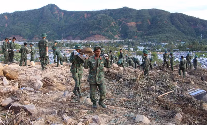 Tại hiện trường thực, khối lượng công việc rất nhiều, cán bộ chiến sĩ quyết tâm hoàn thành nhiệm vụ trong thời gian sớm nhất.