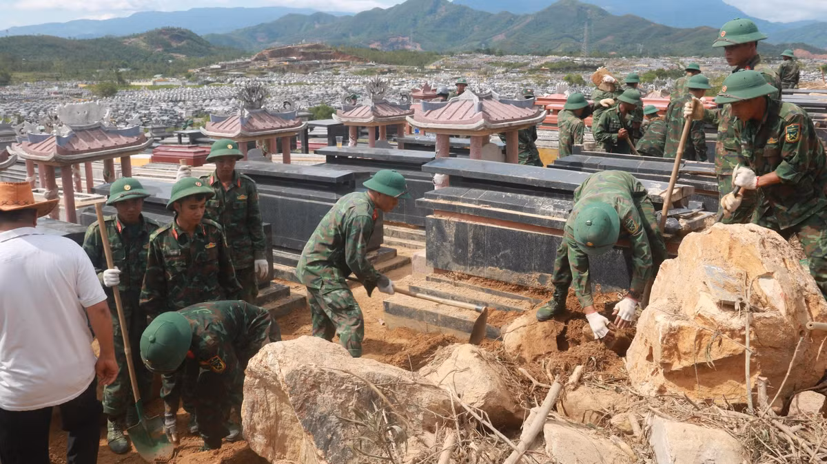Các cán bộ, chiến sĩ phải dùng tay bốc dỡ từng hòn đá, viên gạch để tìm kiếm những ngôi mộ dưới những đổ nát.