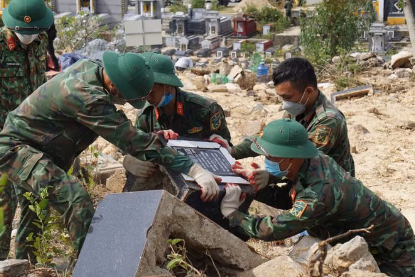 Ban Nghĩa trang thành phố Đà Nẵng cho biết, tổng cộng có 6 điểm sạt lở lớn trên tuyến đường số 5 phía dãy núi Đông Bắc làm phủ lấp mặt đường giao thông và phủ lấp nhiều ngôi mộ.