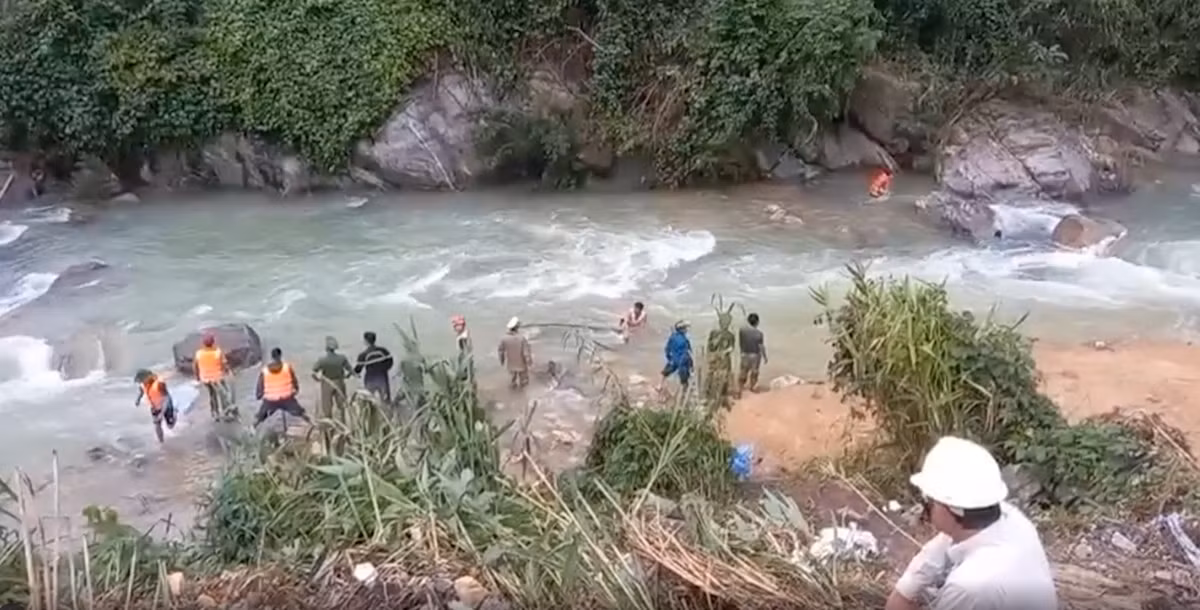 Ngoài ra, lực lượng cứu nạn cứu hộ với đội người nhái được huy động lặn xuống suối Hà Doi và Kà Tinh để tìm kiếm nạn nhân.