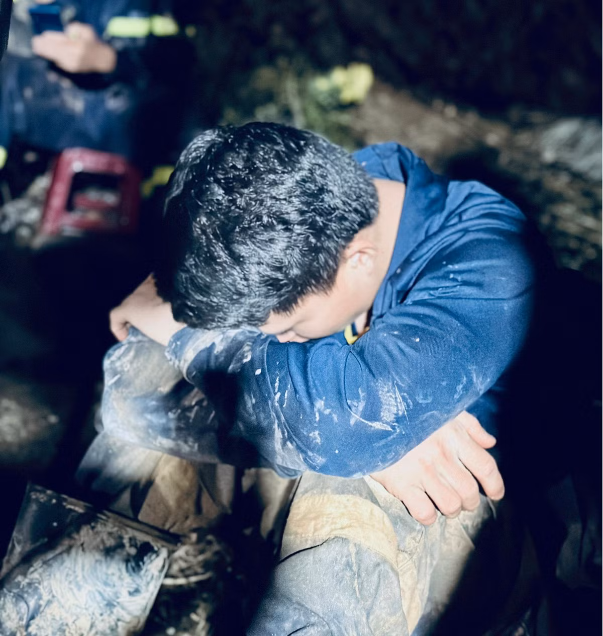 Trời càng về đêm, nhiệt độ giảm xuống, bùn nước thêm lạnh, điều kiện thiếu ánh sáng đã ảnh hưởng không nhỏ đến công tác tìm kiếm cứu nạn. Lực lượng cứu hộ, cứu nạn tranh thủ nghỉ ngơi để lấy sức tiếp tục triển khai tìm kiếm.