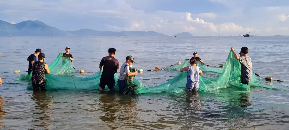 Buổi kéo lưới thường có sự tham gia của nhiều người, cả nam lẫn nữ ở nhiều độ tuổi khác nhau.