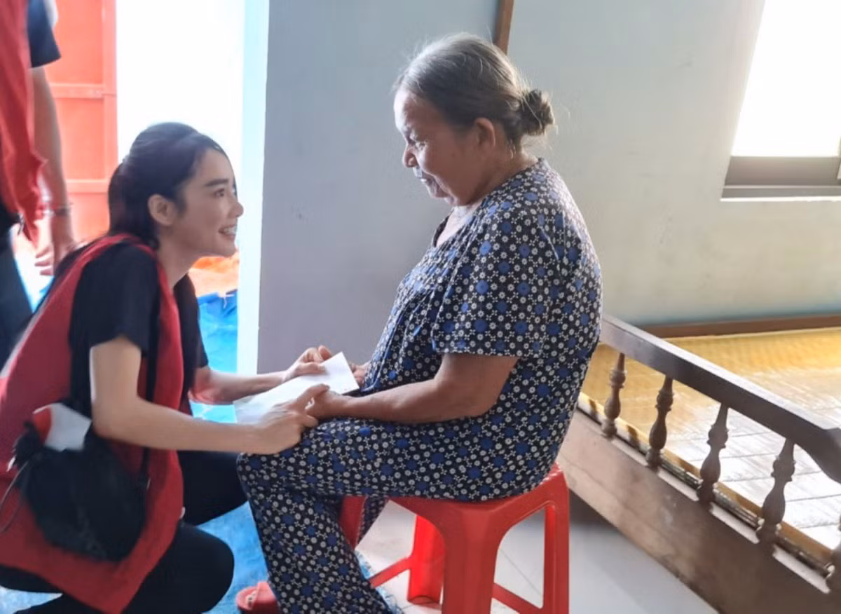 Nhã Phương ân cần thăm hỏi người có hoàn cảnh khó khăn.